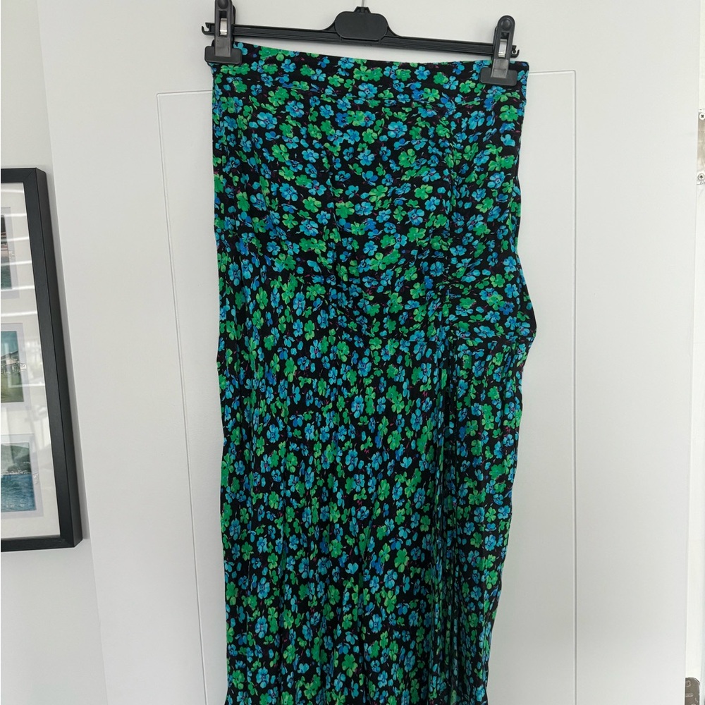 Floral skirt with a slit